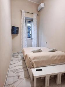 - une petite chambre avec un lit et une fenêtre dans l'établissement Re Ferdinando Apartment, à Naples