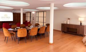 a dining room with a table and chairs at Casa de Lamaçais in Vilela