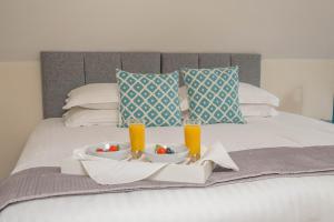 - un plateau avec 2 bols de nourriture sur le lit dans l'établissement Bicester Road Apartments, à Kidlington