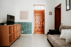 sala de estar con sofá y puerta en Casa El Guincho, Garachico en El Guincho