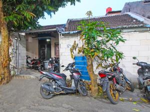 un gruppo di motocicli parcheggiato di fronte a un edificio di SPOT ON 92610 Barokah Kostel Syariah a Semarang