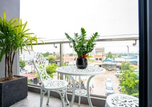 The Square Kampot Hotel的阳台或露台