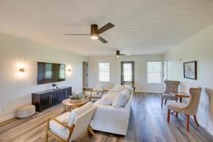 sala de estar con sofá blanco y sillas en Expansive Cedar Hill Rental with Pool and Hot Tub!, 