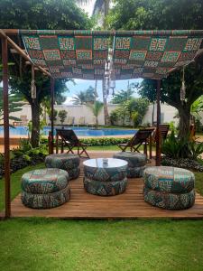 - un kiosque avec une table et des tabourets dans la cour dans l'établissement São Pedro Guesthouse, à São Tomé