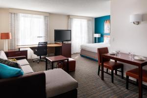 ラスベガスにあるレジデンス イン バイ マリオット ラス ベガス ヒューズ センターのベッドとリビングルームが備わるホテルルームです。