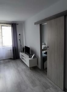 オシフィエンチムにあるLovely place-apartament Oświęcimのデスク(パソコン付)が備わる白い客室です。
