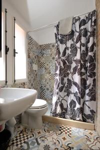 uma casa de banho com um WC e uma cortina de chuveiro em Casa dea corte apartment em Veneza