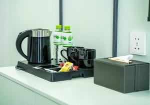The Square Kampot Hotel的咖啡和沏茶工具