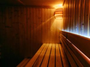 een sauna met een houten vloer en een licht bij Bridge Apartments&Spa apartament LILKA in Dziwnów