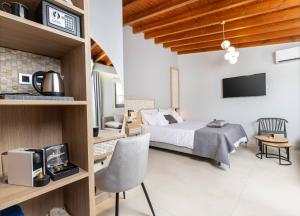 een slaapkamer met een bed en een tv in een kamer bij Metropolitan Pearl Boutique Hotel in Chania