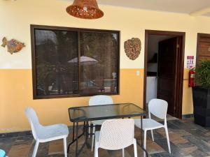 une table et des chaises en verre dans une pièce dans l'établissement Cabinas El Colibri, à Carrillo