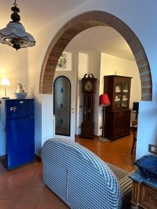an archway in a living room with a clock at Casa Maria (posto auto gratuito) in San Donnino