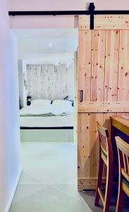 um quarto com uma cama, uma mesa e uma secretária em Ferienwohnung Berg&Tal - Naturnah em Trier