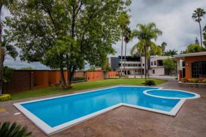 - une piscine dans l'arrière-cour d'une maison dans l'établissement Hotel La Querencia, à Río Verde