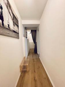 un pasillo con paredes blancas y suelo de madera en Ferienwohnung Berg&Tal - Naturnah, en Trier