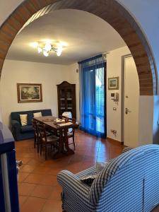 a living room with a table and a couch at Casa Maria (posto auto gratuito) in San Donnino