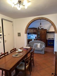 a living room with a table and a couch at Casa Maria (posto auto gratuito) in San Donnino