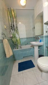 een badkamer met een wastafel, een toilet en een bad bij ivory house ( SOLEC ) in Warschau