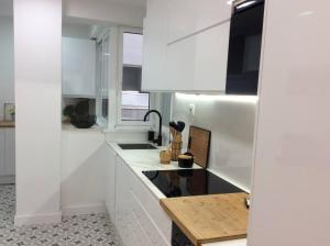 eine Küche mit weißen Schränken und einer Arbeitsplatte in der Unterkunft HyP - Urban Vigo in Vigo
