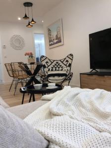ein Wohnzimmer mit einem Bett und einem TV in der Unterkunft HyP - Urban Vigo in Vigo