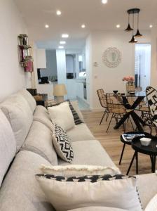 ein Wohnzimmer mit einem Sofa und einem Esszimmer in der Unterkunft HyP - Urban Vigo in Vigo