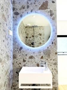 bagno con lavandino bianco e specchio di La Suite (Ô) Wood & Chic a Cucq