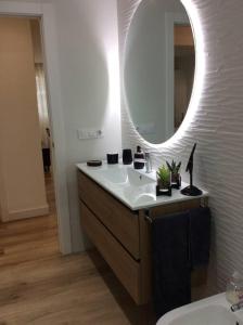 ein Bad mit einem Waschbecken und einem Spiegel in der Unterkunft HyP - Urban Vigo in Vigo