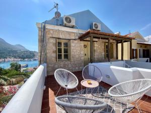 - un balcon avec des chaises et des tables dans une maison dans l'établissement To Petrino, à Megísti