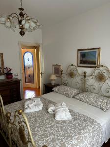a bedroom with a bed with towels on it at Casa Maria (posto auto gratuito) in San Donnino
