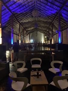Un restaurante u otro lugar para comer en Web of Life Resort Wasgamuwa