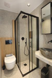 y baño con ducha, aseo y lavamanos. en Cozy By Syros Bnb, en Ermoupoli