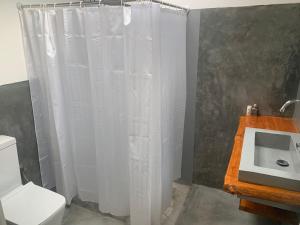 Un baño de Web of Life Resort Wasgamuwa