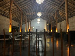 Un restaurante u otro lugar para comer en Web of Life Resort Wasgamuwa