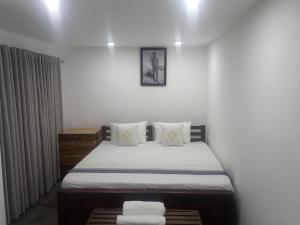 Una cama o camas en una habitación de Web of Life Resort Wasgamuwa