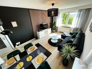 a living room with a couch and a table at KMHosting Luxe Apartment Chemnitz-Zentrum in Chemnitz