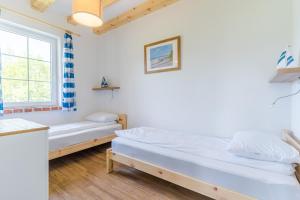 um quarto com duas camas e uma janela em Mila Morska Kopalino em Kopalino