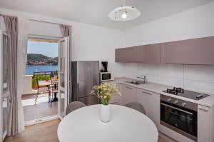 Kuchyň nebo kuchyňský kout v ubytování Villa and Apartments Milos