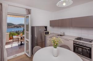 Kuchyň nebo kuchyňský kout v ubytování Villa and Apartments Milos