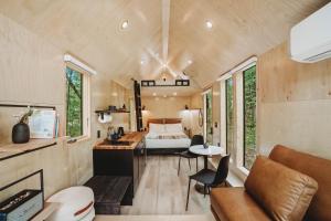 miniaturowy domek z sypialnią i łóżkiem w obiekcie Lumen Nature Retreat w mieście Woodstock