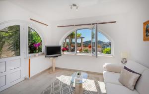 TV a/nebo společenská místnost v ubytování Villa and Apartments Milos