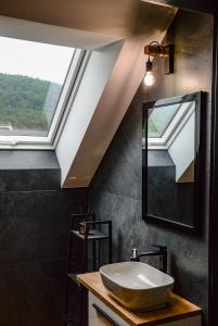 łazienka z umywalką i dużym oknem w obiekcie Domek Veron w Wysowej-Zdroju