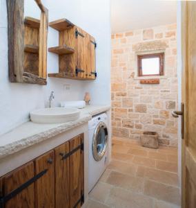 een badkamer met wastafel en wasmachine bij Villa Viva Brac - Pool - Meerblick in Povlja