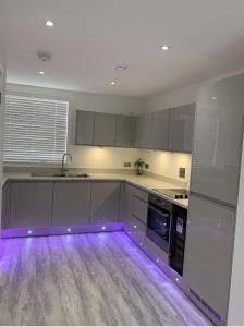 G2 Luxury Rooms in a Shared House في باسيلدون: مطبخ مع ضوء أرجواني في الأرض