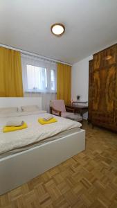 een slaapkamer met een bed met gele handdoeken erop bij ivory house ( SOLEC ) in Warschau