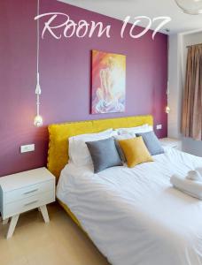 - une chambre avec un lit et un panneau mural dans l'établissement Epipleon Luxury Suites - 107 - Διαμέρισμα 85τμ - Θέα στη θάλασσα, à Naupacte