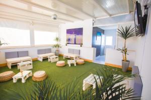 a large room with tables and chairs and a green floor at Apartahotel Énfasis-Group in El Cuervo