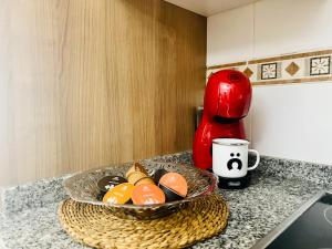 - un bol d'œufs et une tasse de café sur un comptoir dans l'établissement Öspede Surf And Montain Malpica de Bergantiños-Costa da Morte, à Malpica