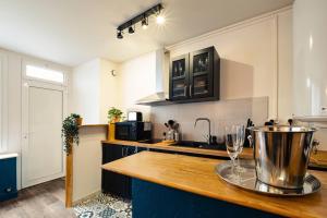 a kitchen with a wooden counter top with a bucket on it at La Déferlante - hyper centre - parking privé - 300 m plage in Saint-Nazaire +19 photos