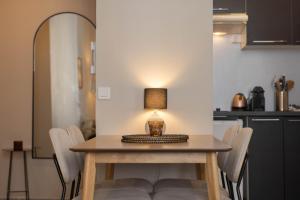 a table with a lamp on top of it in a kitchen at Splendide et idéalement situé proche du palais. in Cannes