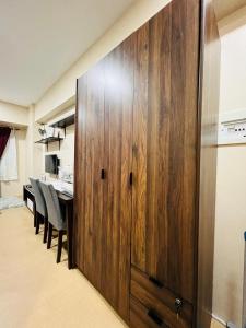 eine große Holzwand in einem Zimmer mit einem Tisch in der Unterkunft * *K Irresistable value for 3 in Iloilo City